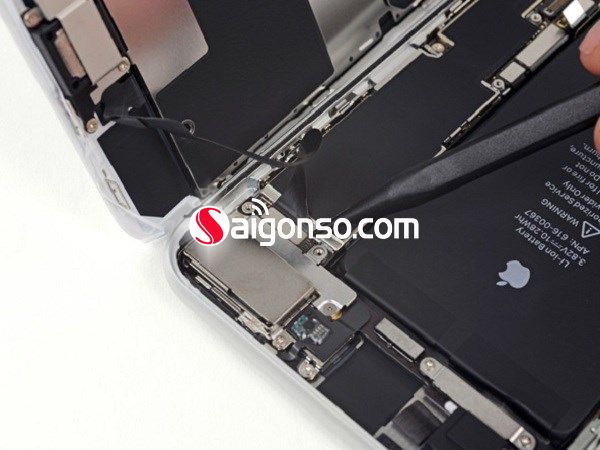 Tháo ốc giữ kim loại đầu cáp loa và ngắt cáp kết nối bộ phận với bo mạch chủ